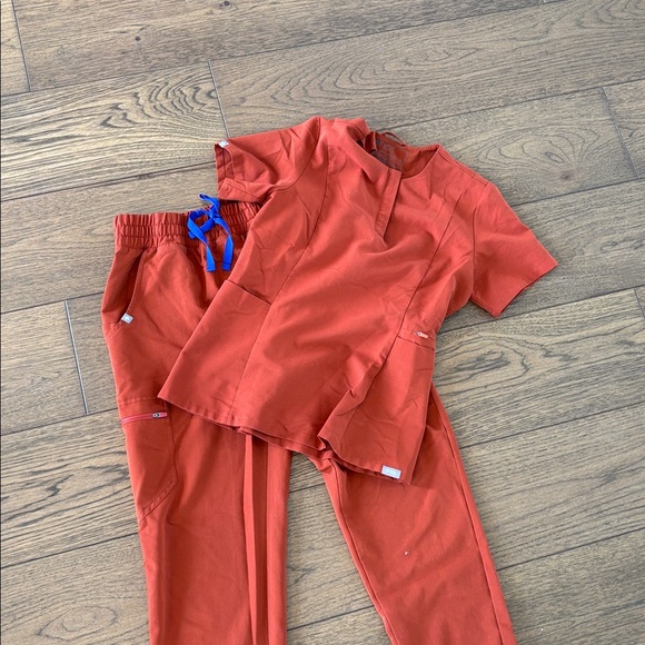 FIGS ladies scrub set - Picture 4 of 9